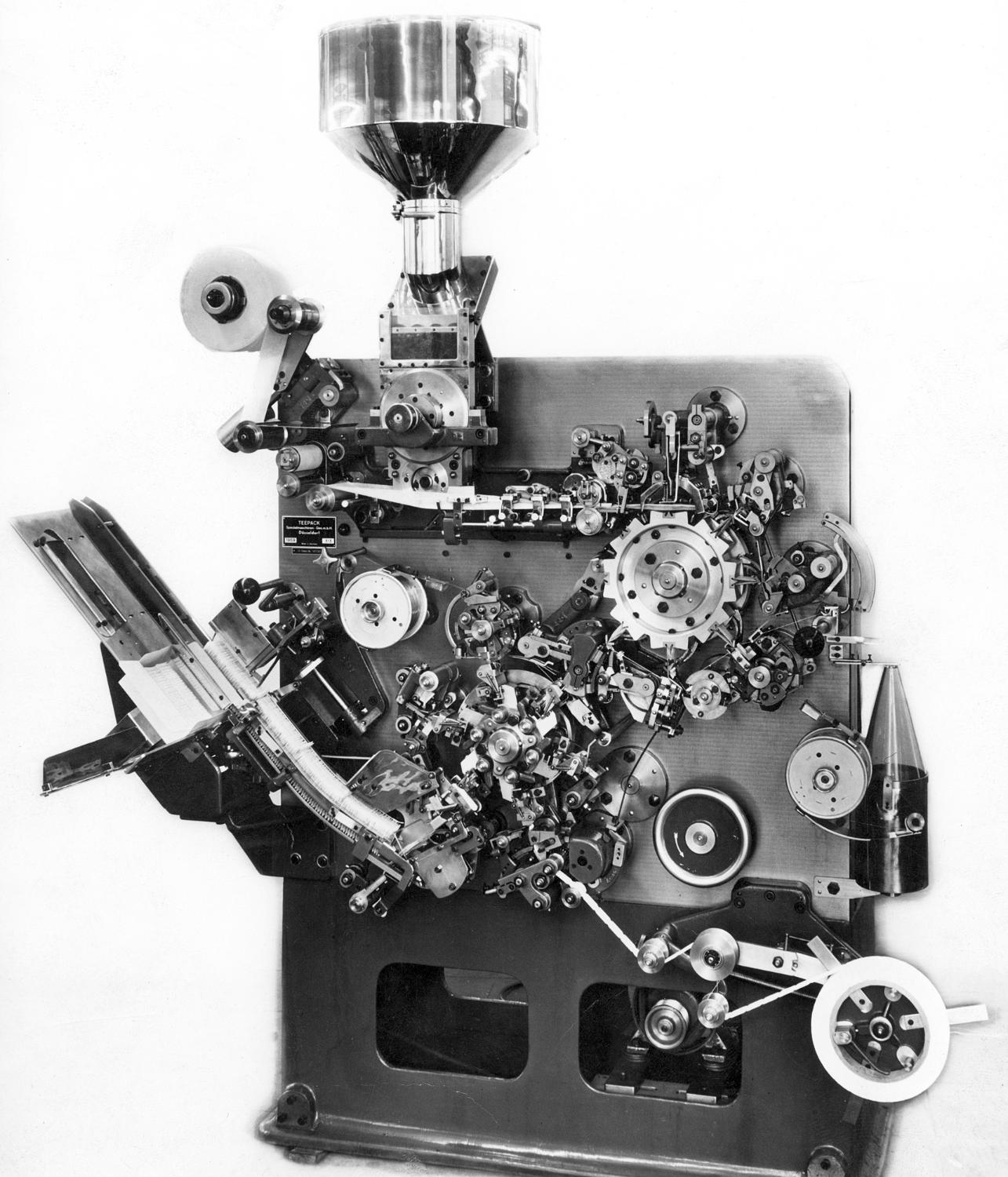 Machine pour confectionner des sachets de thé, achetée (?) par l'entreprise. Modèle "Constanta", Teepack, Spezialmaschinen-Gesellschaft, Düsseldorf-Büderich, Allemagne. Années 50 ?
