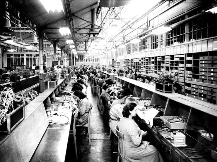 L'atelier de soudure des connexions dans les années 50.