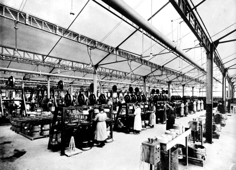 L'atelier d'isolation des fils vers 1928.