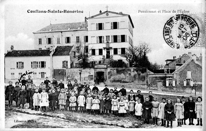 Vue d'ensemble de la façade avec les pensionnaires.
