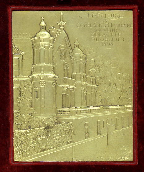 Plaque en bronze doré représentant la façade sud du prieuré.