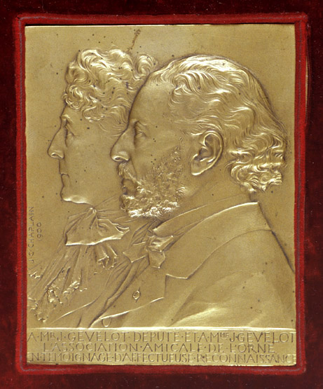 Revers de la plaque en bronze doré représentant M. et Mme Gévelot.