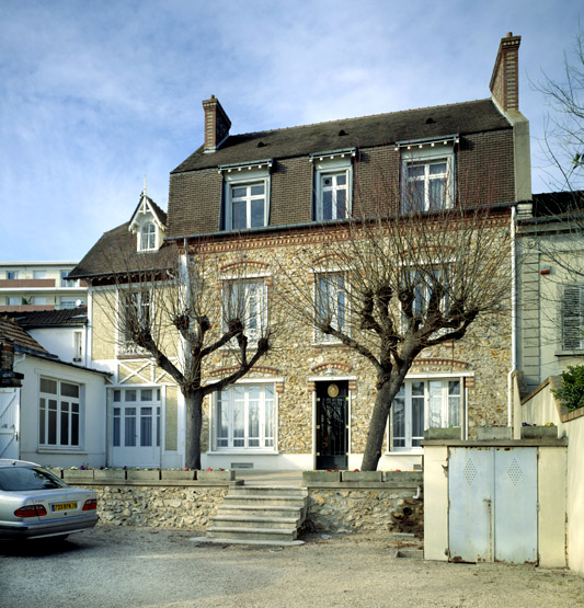 Vue d'ensemble de la façade sur rue.