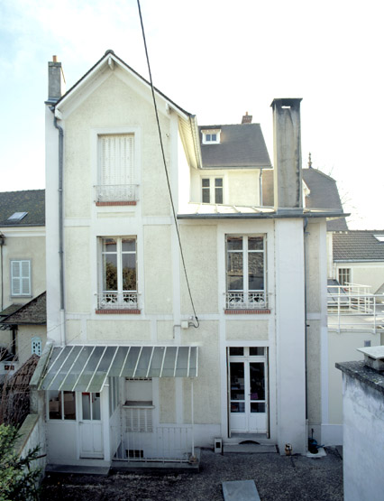 Vue d'ensemble de la façade arrière.
