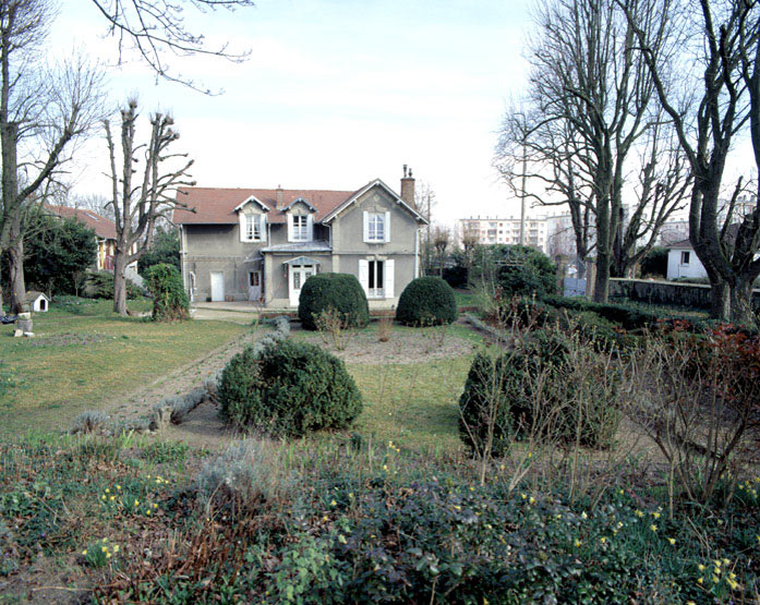 Vue d'ensemble du jardin et de la façade latérale.