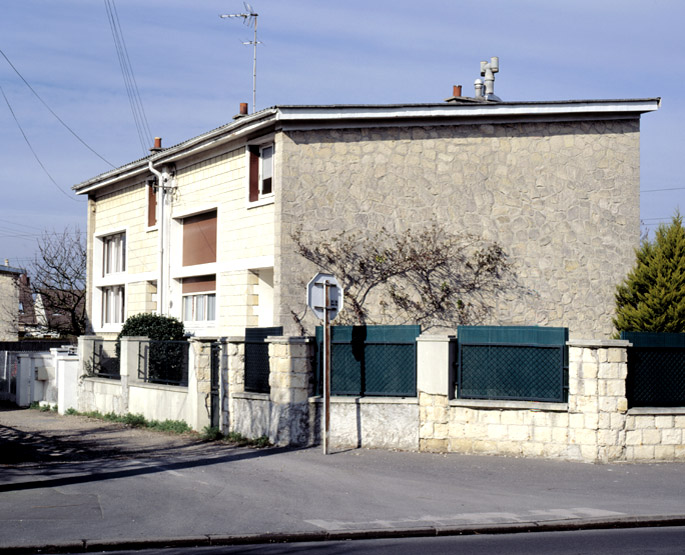 Vue des maisons du groupe nÝ4 : façade latérale.