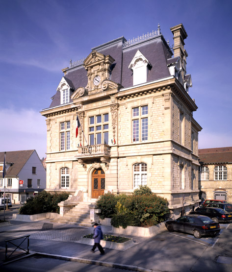 Vue générale du bâtiment de la mairie.