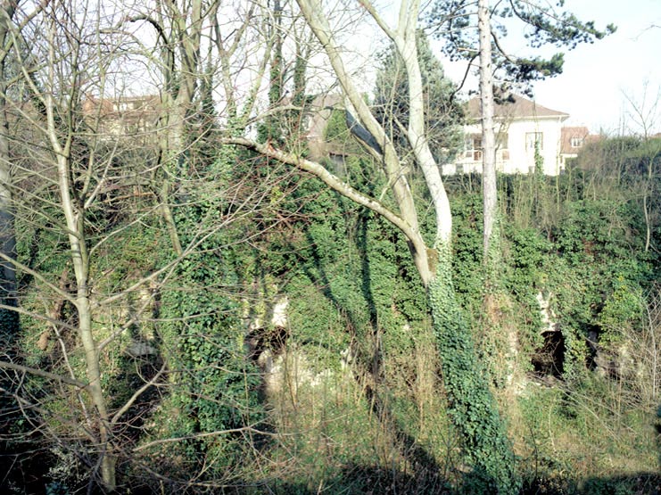 Vue générale d'une ancienne carrière à ciel ouvert, avec les entrées de parties souterraines, ruelle du Gouffé.