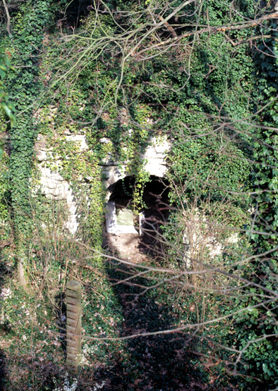 Entrée est de la partie souterraine d'une ancienne carrière, ruelle du Gouffé.