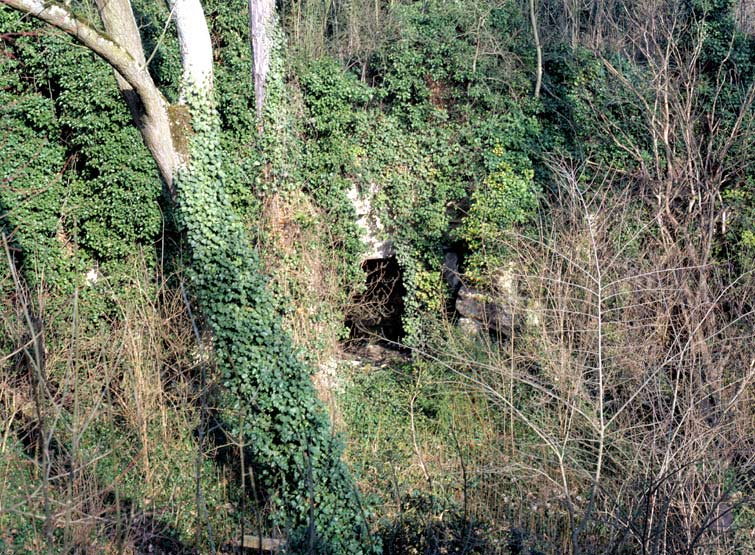 Entrée ouest de la partie souterraine d'une ancienne carrière, ruelle du Gouffé.