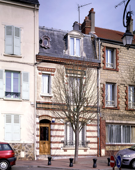 Vue de la façade sur le quai.