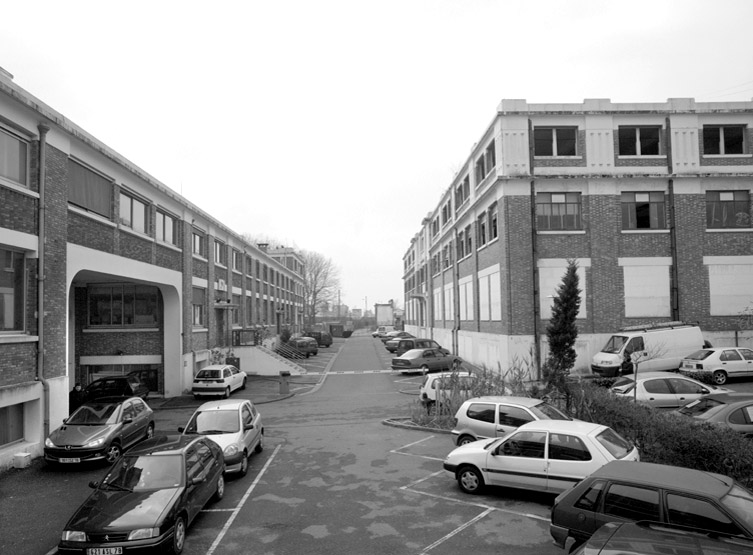 Vue générale du bâtiment de bureaux et du laboratoire central.