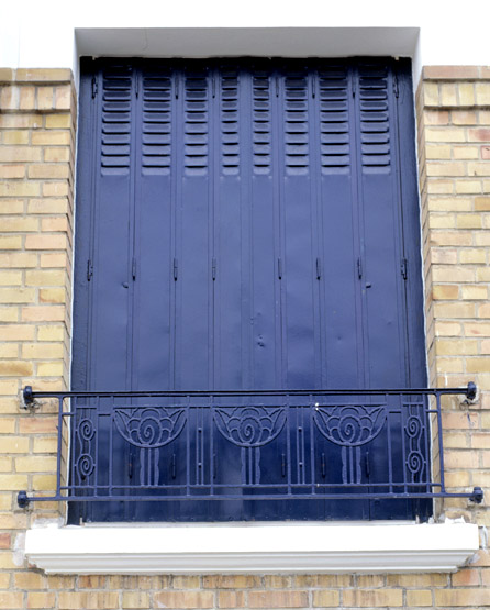Détail de la ferronerie : garde-corps de style Art Déco.