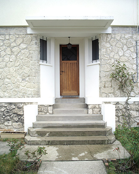 Entrée particulièrement soignée.