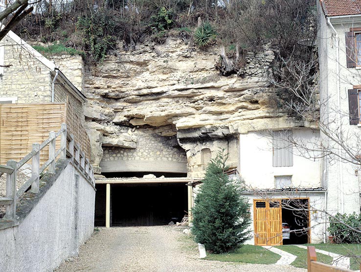 Entrée d'une ancienne carrière, rue de la Noue.