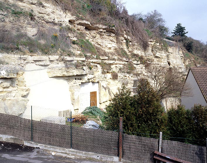 Entrée d'une ancienne carrière, sente des Laveuses.