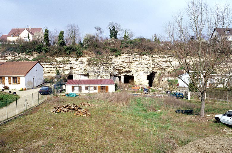 Entrée d'anciennes carrières, rue de la Noue.