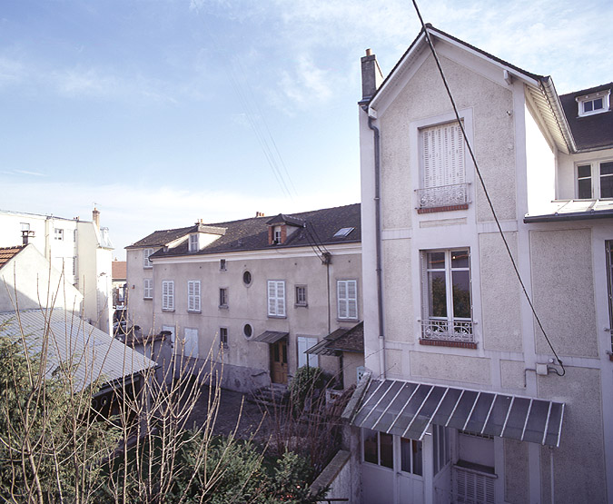 Vue d'ensemble de la façade postérieure.