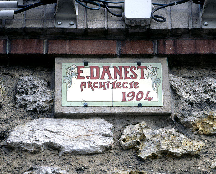 La plaque d'architecte qui se trouve sur la façade latérale: E. Danest, architecte, 1904.
