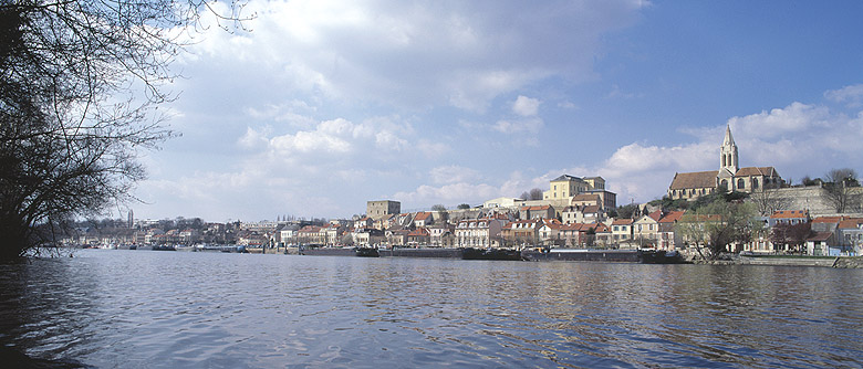 Vue d'ensemble de la ville depuis la rive gauche.