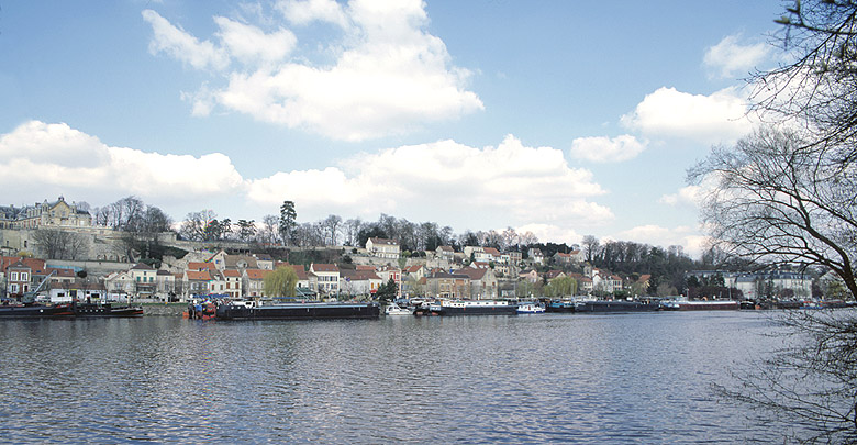 Vue d'ensemble de la ville depuis la rive gauche vers Gaillon.