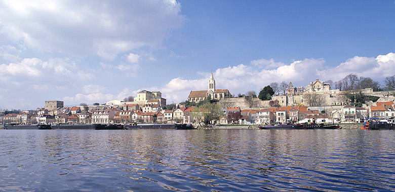 Vue d'ensemble de la ville ancienne avec l'ancien prieuré, l'église, l'école Saint-Joseph et le donjon.