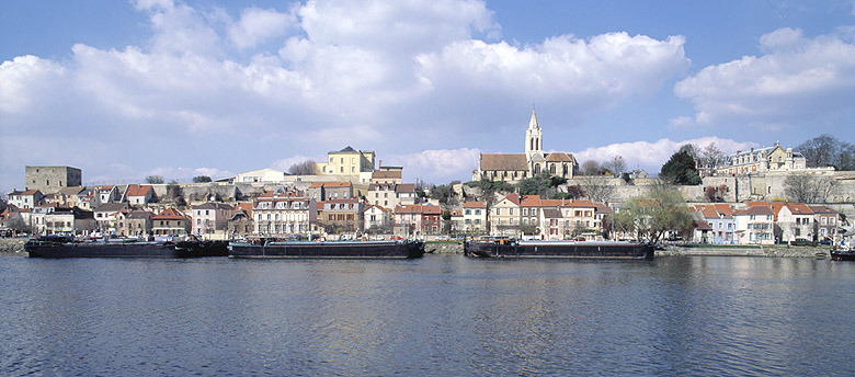 Vue d'ensemble de la ville ancienne avec l'ancien prieuré, l'église, l'école Saint-Joseph et le donjon.