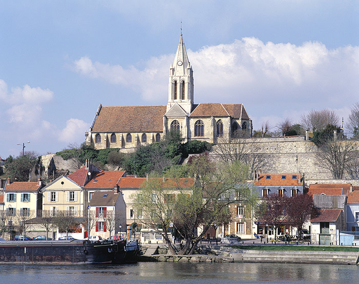 La façade méridionale de l'église et les maisons à flanc de coteau.