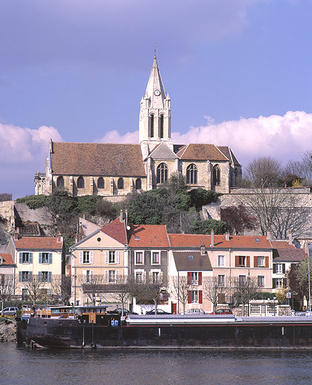 La façade méridionale de l'église et les maisons à flanc de coteau.