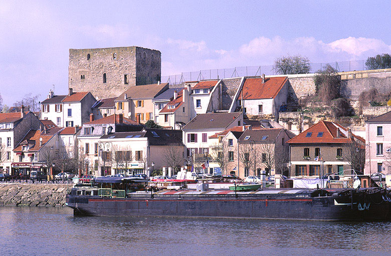 La façade méridionale du donjon et les maisons à flanc de coteau.