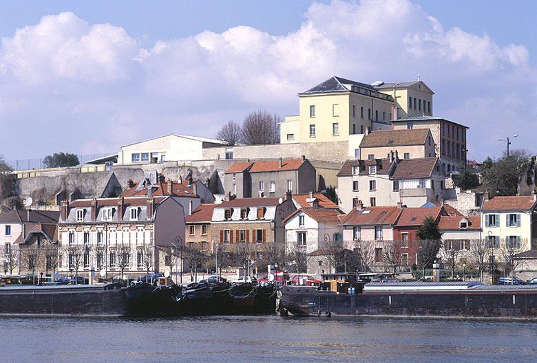 L'école Saint-Joseph et les maisons à flanc de coteau.