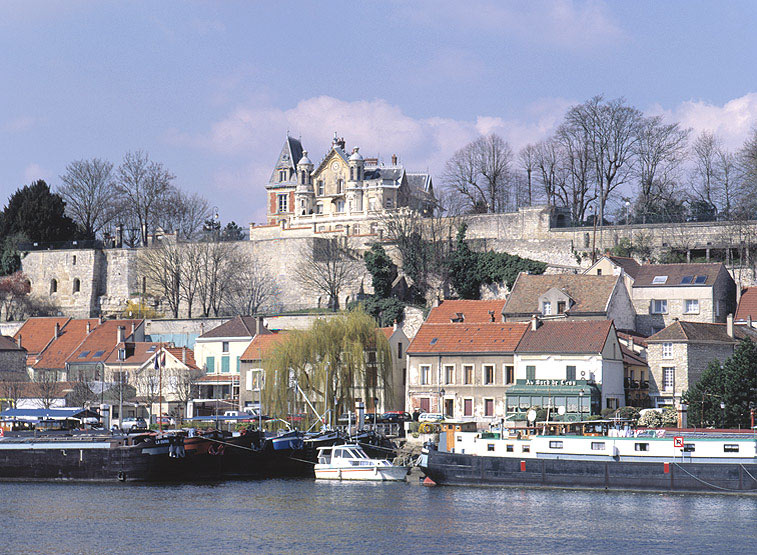 Le château Gévelot, actuel musée de la batellerie et les maisons à flanc de coteau.