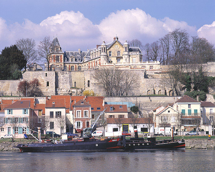 Le château Gévelot, actuel musée de la batellerie et les maisons à flanc de coteau.