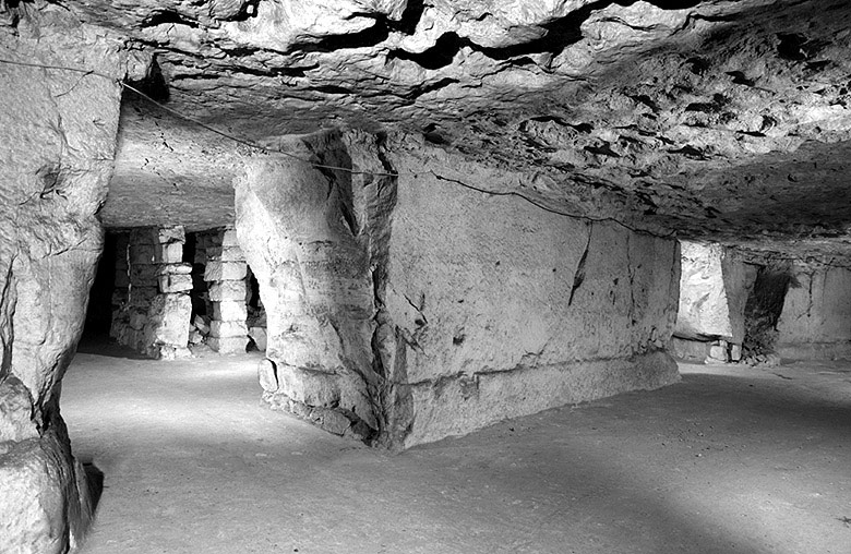 Ancienne carrière transformée en champignonnière puis désaffectée. Pilier tourné de la Bouche Neuve. (d).