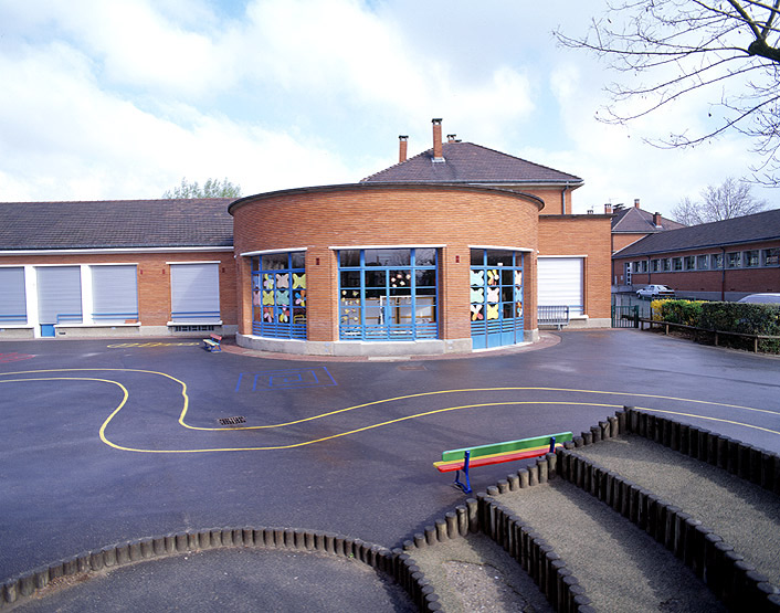 Façade principale de l'école maternelle.
