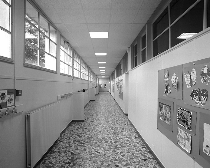 Un couloir au rez-de-chaussée de l'école primaire.