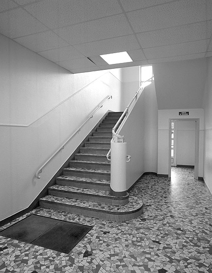 Départ d'escalier au rez-de-chaussée de l'école primaire.