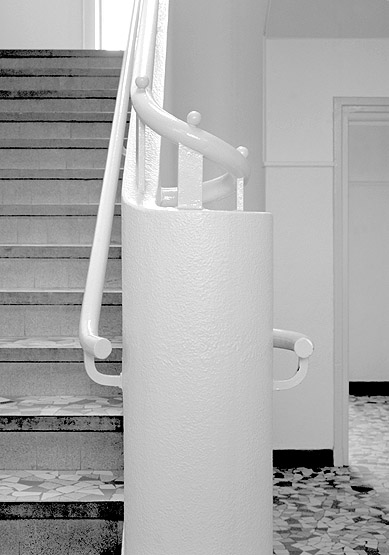 Départ d'escalier au rez-de-chaussée de l'école primaire : détail du pilier et de la rampe.