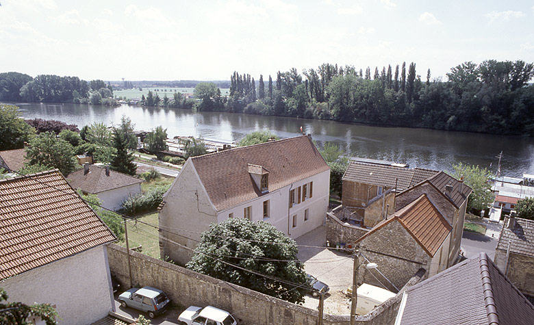 Vue d'ensemble depuis une terrasse dominant la Seine.