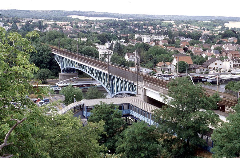 Vue d'ensemble depuis le toit-terrasse d'une maison, rue d'Andresy.