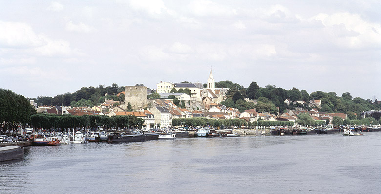 Vue générale de la ville ancienne depuis la passerelle piétonne sur la Seine.