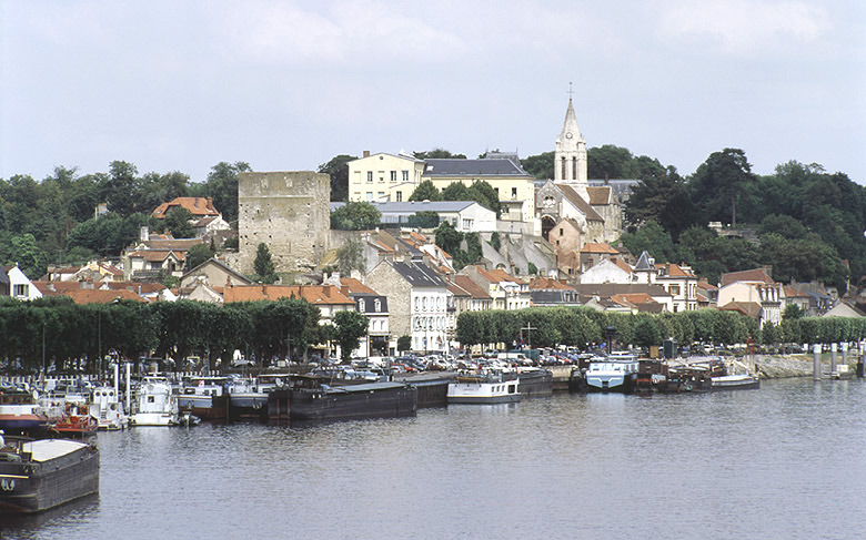 Vue de la ville ancienne et ses grands monuments depuis la passerelle piétonne sur la Seine.