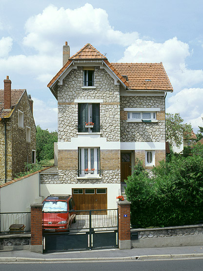 Vue d'ensemble de la maison construite par l'architecte Raymond Lacombe.
