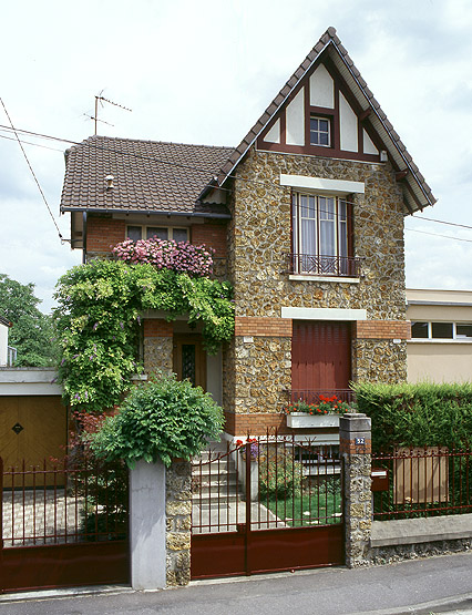 Vue d'ensemble de la maison construite par l'architecte Raymond Lacombe et l'entrepreneur René Durand.