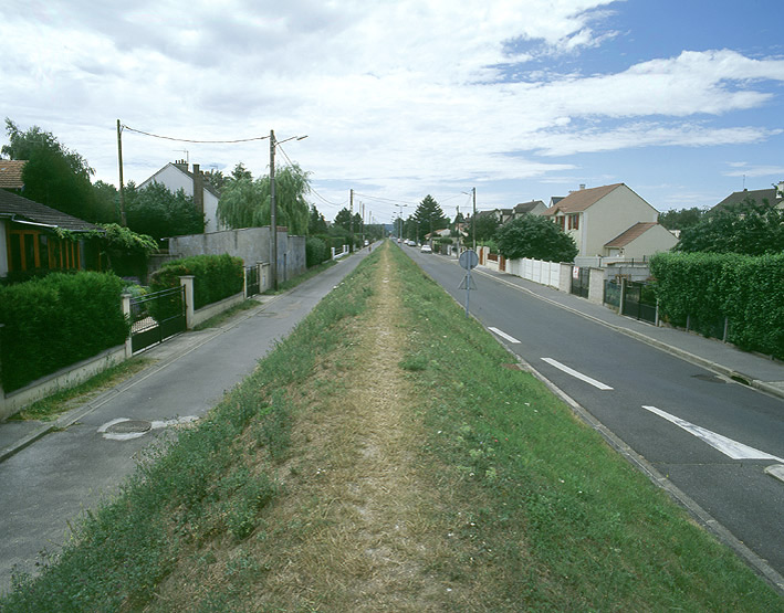 Passage de l'émissaire des eaux usées de Paris sous l'avenue du Général-de-Gaulle.