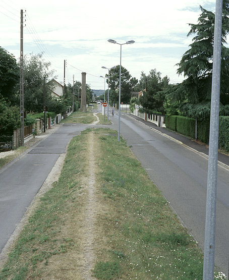 Passage de l'émissaire des eaux usées de Paris sous l'avenue du Général-de-Gaulle. On aperçoit une colonne d'équilibre.