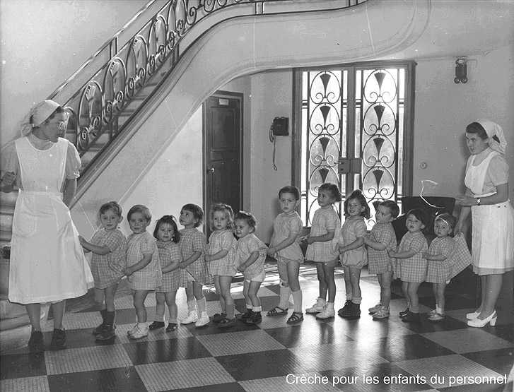 Les enfants et leurs puéricultrices dans la crèche du personnel de l'usine.