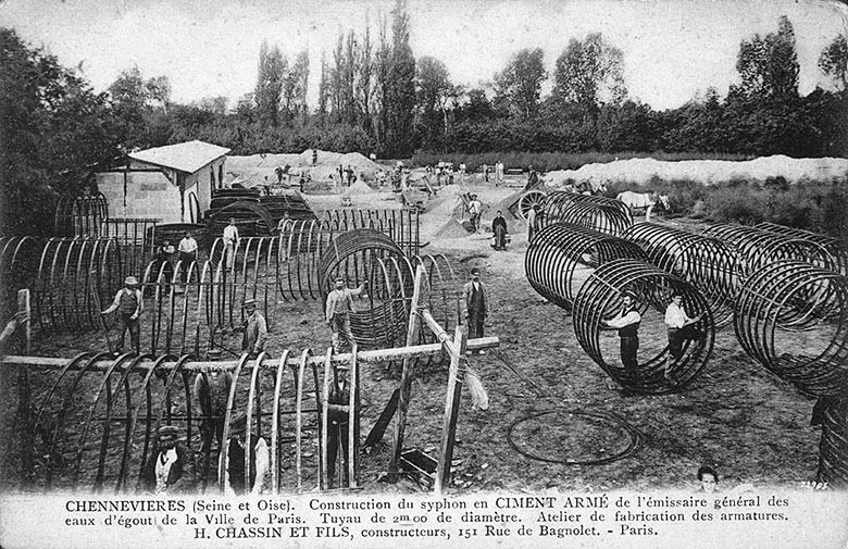 Construction du siphon en ciment armé de l'émissaire des eaux usées de Paris : atelier de fabrication des armatures.