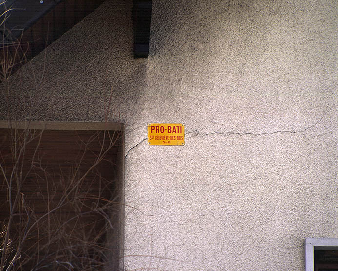 Plaque de l'entreprise de construction PRO-BATI (Sainte-Geneviève-des-Bois) apposée sur le pavillon.