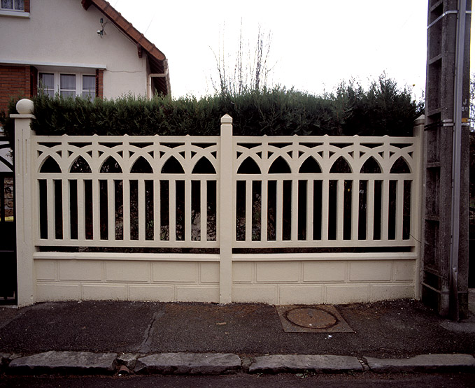 Clôture en ciment armé du type 'Arceau'.